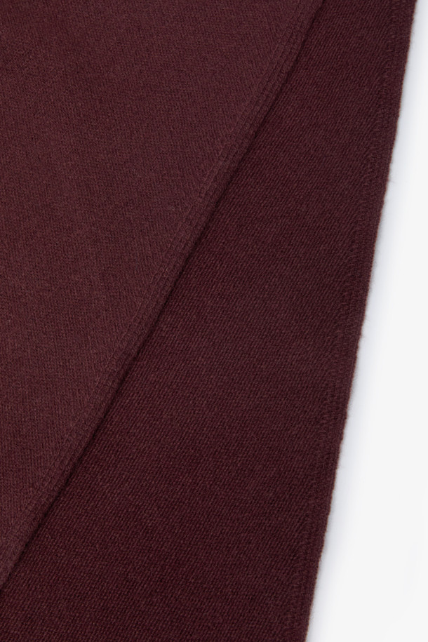 부드러운 울과 캐시미어 혼방 소재로 제작된 삼각 머플러입니다. 와인 컬러의 무지 디자인으로, 가을과 겨울철 데일리룩에 따뜻함과 스타일을 더해줍니다. 얇은 두께감으로 답답함 없이 착용 가능하며, 보온 기능을 갖춰 실용적입니다. 삼각형 형태로 헤어 스카프 또는 레이어드 악세사리로도 활용할 수 있어 다양한 스타일 연출이 가능합니다. 클래식, 미니멀, 캐주얼 등 어떤 스타일에도 잘 어울리는 베이직 아이템입니다.
