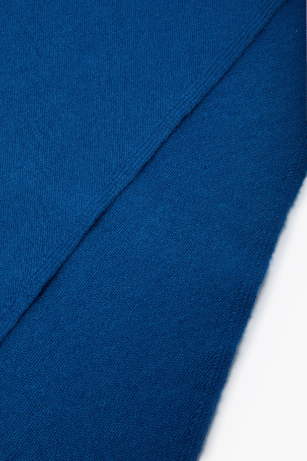 부드러운 촉감의 울과 캐시미어 혼방 소재로 제작된 삼각 머플러입니다. 가을, 겨울 시즌 데일리룩에 따뜻함과 스타일을 더해줄 베이직한 디자인의 무지 머플러입니다. 넉넉한 사이즈감으로 머플러, 헤어 스카프, 레이어드 악세사리 등 다양하게 활용 가능하여 활용도가 높습니다. 클래식, 미니멀, 캐주얼 등 어떤 스타일에도 잘 어울리며, 겨울철 산책룩, 카페룩에도 포인트를 줄 수 있습니다. 시원한 블루 컬러가 세련된 느낌을 더합니다.
