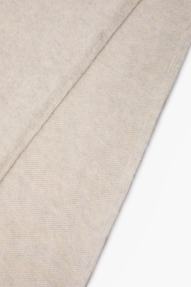 부드러운 울과 캐시미어 소재로 제작되어 포근한 착용감을 선사하는 삼각 머플러입니다. 가을, 겨울 시즌에 어울리는 얇은 두께감으로, 보온성을 유지하면서도 답답함 없이 착용할 수 있습니다. 베이직한 디자인과 무지 패턴으로 어떤 스타일에도 잘 어울립니다. 삼각형 형태로, 머플러, 헤어 스카프, 레이어드 악세사리 등 다채로운 연출이 가능합니다. 겨울 데일리룩, 산책룩, 여행룩 등 다양한 TPO에 맞춰 클래식, 미니멀, 캐주얼 무드로 활용해보세요. 3가지 컬러로 구성되어 취향에 따라 선택할 수 있습니다.
