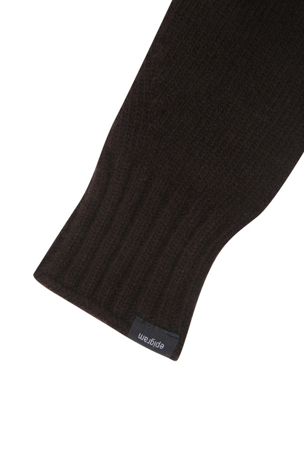 부드러운 울과 캐시미어 소재로 제작되어 포근함을 선사하는 브라운 컬러의 니트 워머 장갑입니다. 겨울철 추위를 막아주는 두꺼운 두께감과 부드러운 촉감으로 편안하게 착용할 수 있으며, 핸드워머 형태로 디자인되어 활동성을 높였습니다. 스마트폰 터치가 가능하여 실용적이며, 무지 디자인으로 어떤 룩에도 쉽게 매치할 수 있습니다. 베이직한 스타일로 겨울 데일리룩, 산책룩, 집콕룩 등 다양한 TPO에 활용 가능하며, 니트 비니와 함께 세련된 스타일을 연출해보세요. 미니멀, 클래식, 캐주얼 등 다양한 스타일(무드)에 잘 어울립니다.

