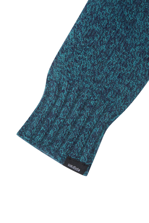 부드러운 울과 캐시미어 혼방 소재로 제작되어 포근한 착용감을 선사하는 니트 워머 장갑입니다. 겨울철 추위로부터 손을 따뜻하게 보호하며, 베이직한 디자인과 블루 컬러로 어떤 스타일에도 잘 어울립니다. 핸드워머 형태로 제작되어 손목까지 따뜻하게 감싸주고, 스마트폰 터치가 가능하여 편리합니다. 스타일리시한 겨울 데일리룩, 산책룩, 집콕룩을 연출하고 싶을 때 활용하기 좋으며, 니트 비니와 함께 착용하여 더욱 따뜻하고 세련된 스타일을 완성할 수 있습니다. 무지 패턴에 두꺼운 두께감으로 보온성을 높였습니다.
