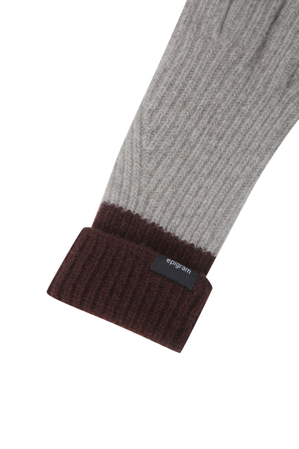 부드러운 울과 캐시미어 혼방 소재로 제작된 배색 니트 장갑입니다. 그레이와 브라운 두 가지 색상으로 출시되어 어떤 옷에도 잘 어울립니다. 손목 부분 배색 디자인이 돋보이며, 엄지 및 검지 손가락 핑거홀이 있어 스마트폰 터치가 용이합니다. 두꺼운 두께감으로 겨울철 보온성을 높여주며, 클래식, 미니멀, 캐주얼 등 다양한 스타일과 출근룩에 매치하기 좋습니다. 일상생활에서 따뜻함과 스타일을 동시에 잡을 수 있는 실용적인 아이템입니다.
