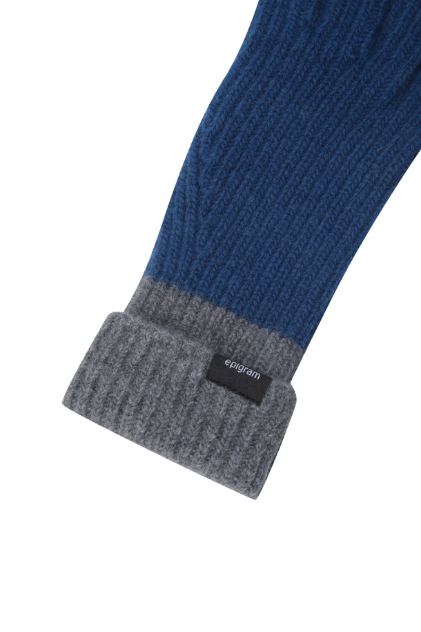 네이비와 그레이 컬러 배색으로 세련된 감각을 더한 겨울철 필수 아이템, 배색 니트 장갑입니다. 부드러운 울과 캐시미어 혼방 소재로 제작되어 뛰어난 보온성과 포근한 착용감을 선사합니다. 손목 부분 배색 디자인이 돋보이며, 엄지 및 검지 핑거홀이 있어 스마트폰 사용에도 편리합니다. 클래식, 미니멀, 캐주얼 등 다양한 스타일의 출근룩에 매치하여 포인트를 줄 수 있는 실용적인 아이템입니다. 두꺼운 두께감으로 추운 날씨에도 따뜻하게 손을 보호해 줍니다.
