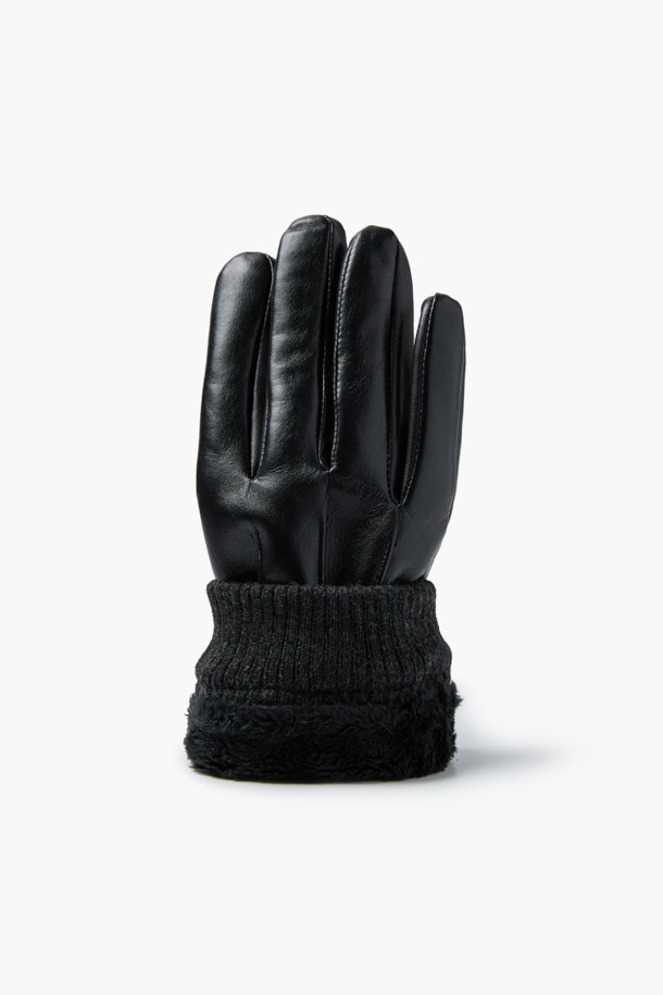 부드러운 천연 양가죽 소재의 블랙 양가죽 장갑입니다. 램스킨을 사용하여 촉감이 뛰어나고, 겨울철 보온성을 높여줍니다. 검지 손가락에 스마트 터치 기능이 있어 편리하게 스마트 기기를 사용할 수 있습니다. 베이직하고 클래식한 디자인으로 출근룩이나 데일리룩에 잘 어울립니다. 미니멀한 스타일을 즐기는 분들께 추천합니다.

