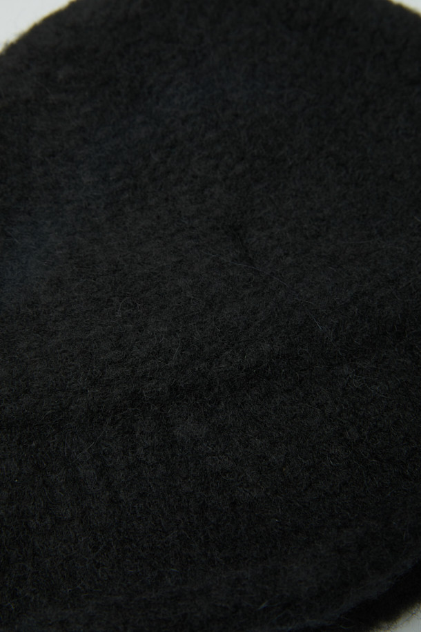 부드러운 알파카와 울 혼방 소재로 제작된 여성 니트 버킷햇입니다. 깊은 모자 깊이와 일반 챙 넓이, 두꺼운 두께감으로 겨울철 보온성을 높여줍니다. 무지 디자인의 블랙 컬러로 어떤 스타일에도 쉽게 매치할 수 있습니다. 포근하고 폭신한 촉감과 눌러쓰기 좋은 핏으로 편안하게 착용 가능하며, 클래식, 미니멀, 캐주얼 스타일의 겨울 데일리룩, 산책룩, 데이트룩에 트렌디함을 더해줍니다.
