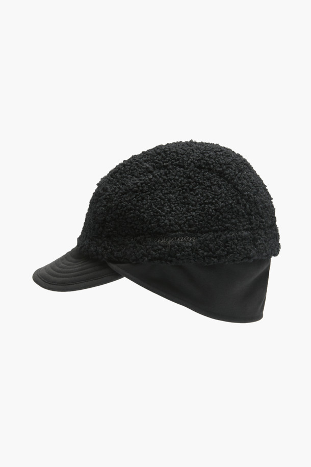 플리스 이어머프 캡은 겨울철 추위로부터 따뜻하게 보호해 주는 공용 모자입니다. 부드러운 플리스 소재와 두꺼운 두께로 제작되어 뛰어난 보온성을 제공하며, 귀를 감싸는 디자인으로 더욱 포근한 착용감을 선사합니다. 블랙 컬러에 로고 자수 디테일이 더해져 캐주얼, 미니멀, 클래식 스타일 어디에도 잘 어울립니다. 일상, 산책, 동네 마실 등 다양한 겨울철 데일리룩에 활용하기 좋으며, 볼캡 스타일로 편안하게 착용할 수 있습니다.
