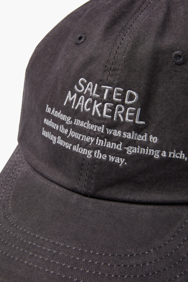 **고등어 레터링 볼캡**은 가을, 겨울철 데일리룩과 산책룩에 잘 어울리는 빈티지 스타일의 볼캡입니다. 부드러운 면 소재로 제작되어 편안한 착용감을 선사하며, 브라운 컬러로 따뜻한 분위기를 연출합니다. 모자 전면에 안동 특산물인 고등어를 모티브로 한 자수와 레터링 디자인이 돋보입니다. 캐주얼하고 미니멀한 스타일을 즐기는 분들께 추천하며, 일상 속 개성을 더해줍니다.

