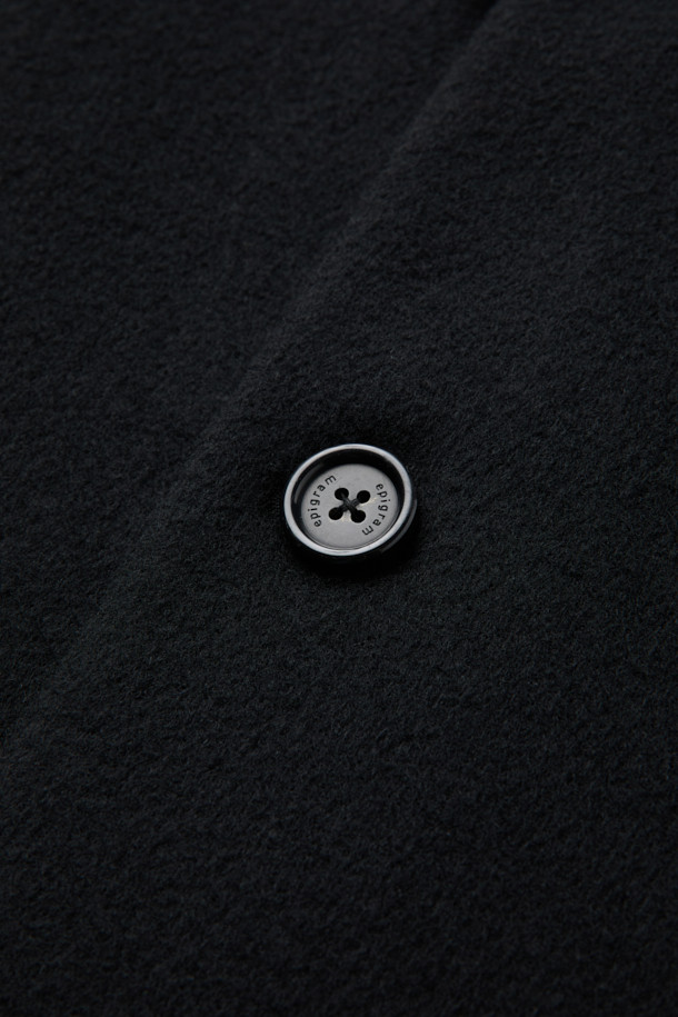 세련된 블랙 컬러의 핸드메이드 코트입니다. 울과 캐시미어 혼방 소재로 제작되어 부드러운 촉감과 뛰어난 보온성을 자랑하며, 한겨울에도 따뜻하게 착용할 수 있습니다. 롱 기장에 오버핏으로 디자인되어 미니멀하면서도 클래식한 스타일을 연출하며, 출근룩, 오피스룩, 모임룩 등 다양한 TPO에 활용 가능합니다. 뒷 슬릿, 웰트 포켓, 인포켓 디테일과 comfortemp® 패딩 안감으로 실용성을 높였습니다. 버튼 여밈 방식의 긴소매 코트로 시크한 분위기를 더해보세요.
