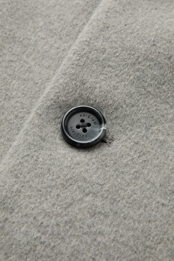 미니멀하고 세련된 무드의 핸드메이드 코트입니다. 울과 캐시미어 혼방 소재로 제작되어 부드러운 촉감과 뛰어난 보온성을 자랑하며, 겨울철에도 따뜻하게 착용할 수 있습니다. 롱 기장과 오버핏 디자인으로 편안하면서도 시크한 스타일을 연출하며, 버튼 여밈 방식과 싱글 코트 타입으로 클래식한 매력을 더했습니다. 웰트 포켓, 인포켓, 뒷 슬릿, comfortemp® 패딩 안감 디테일로 실용성을 높였으며, 오피스룩, 출근룩, 모임룩 등 다양한 TPO에 활용 가능합니다.
