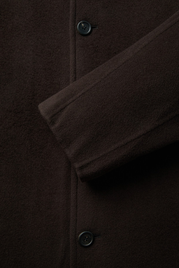 깊이 있는 겨울 스타일을 완성하는 남성용 핸드메이드 벨티드 코트입니다. 브라운 컬러의 울과 캐시미어 혼방 소재로 제작되어 부드러운 촉감과 뛰어난 보온성을 자랑합니다. 발마칸 디자인에 반라글랑 소매, 하프라이닝, A라인 실루엣을 더해 클래식하면서도 미니멀한 감각을 선사합니다. 벨트 디테일로 허리 라인을 강조하여 시크한 무드를 연출하며, 출근룩, 비즈니스 캐주얼, 모임룩 등 다양한 TPO에 활용 가능합니다. 롱 기장에 오버핏으로 제작되어 편안하면서도 세련된 스타일을 완성합니다.
