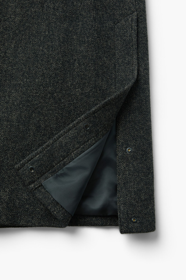 **패턴 발마칸 코트**는 겨울철 일상, 출근룩, 모임룩, 데이트룩에 모두 어울리는 클래식하고 모던한 스타일의 아우터입니다. 울과 나일론 혼방 소재로 제작되어 보온성과 경량성을 동시에 갖췄으며, 히든 플래킷, 버튼, 스냅 여밈 방식을 통해 깔끔한 실루엣을 연출합니다. 긴 소매와 넥마스크형 비조 탈부착 기능, 사이드 슬릿, 소매 버튼 비조 디테일이 돋보입니다. 무지 패턴으로 어떤 옷에도 쉽게 매치할 수 있어 미니멀하고 캐주얼한 스타일을 즐기는 분들께 추천합니다.
