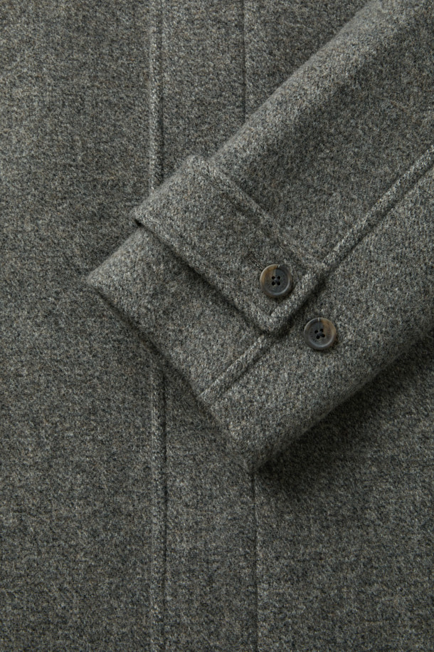 차분한 그레이 컬러의 패턴 발마칸 코트입니다. 울과 나일론 혼방 소재로 제작되어 부드러운 촉감과 함께 겨울철 따뜻함을 선사합니다. 히든 버튼과 스냅으로 여밈 방식이 간편하며, 레귤러핏으로 편안한 착용감을 제공합니다. 사이드 슬릿, 소매 버튼 비조, 넥마스크형 비조 탈부착, 히든 플래킷 등의 디테일이 돋보이며, 클래식, 모던, 캐주얼 등 다양한 스타일 연출에 활용할 수 있습니다. 겨울 데일리룩, 출근룩, 모임룩 등 TPO에 맞춰 활용 가능하며, 미니멀한 스타일을 선호하는 분들께 추천합니다.
