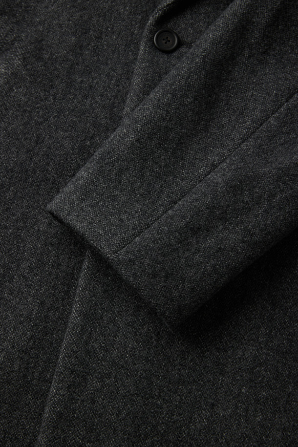 알파카 체스터 코트는 부드러운 촉감과 뛰어난 보온성을 자랑하는 겨울철 필수 아우터입니다. 클래식하고 모던한 무드를 동시에 느낄 수 있으며, 히든 버튼과 루즈핏 디자인으로 편안한 착용감을 선사합니다. 무지 패턴의 그레이 컬러로 어떤 스타일에도 쉽게 매치할 수 있으며, 오피스룩, 출근룩, 모임룩 등 다양한 TPO에 활용 가능합니다. 스티치리스 봉제, 하프라이닝, 사이드 슬릿 등의 디테일과 알파카와 울 혼방 소재는 고급스러운 분위기를 더합니다. 미니멀, 시크 스타일을 선호하는 분들께 추천합니다.
