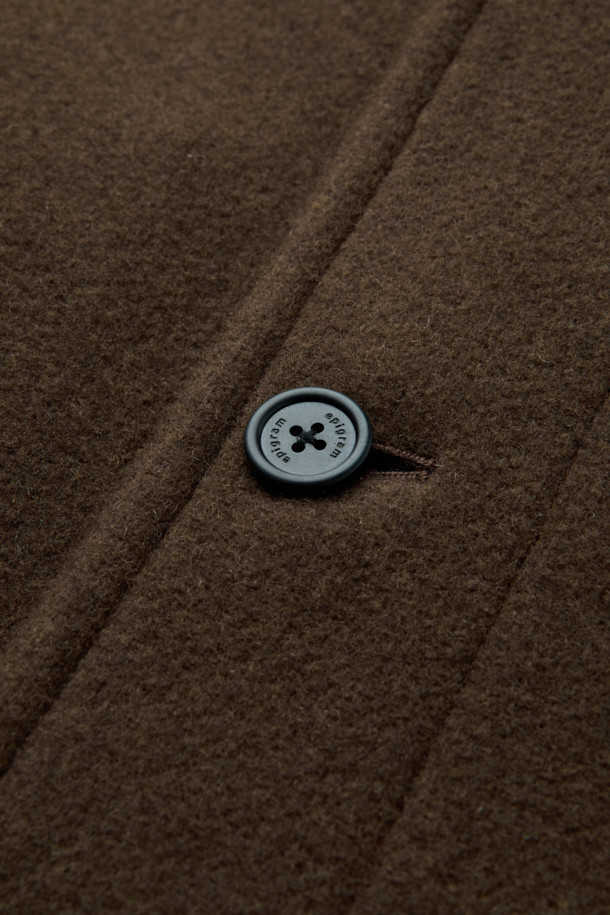 세련된 남성미를 선사하는 스탠드넥 벨티드 코트입니다. 부드러운 울 소재로 제작되어 뛰어난 촉감과 보온성을 자랑하며, 가을과 겨울 시즌에 적합합니다. 하이넥 디자인과 탈부착 가능한 허리 벨트가 클래식하면서도 세련된 스타일을 연출하며, 웰트 포켓, 뒷면 슬릿, 소매 비조 디테일이 고급스러움을 더합니다. 세미 오버핏으로 제작되어 편안한 착용감을 제공하며, 오피스룩, 비즈니스 캐주얼, 모임룩 등 다양한 TPO에 활용 가능합니다. 브라운 컬러의 무지 디자인으로 미니멀하고 클래식한 매력을 선사합니다.
