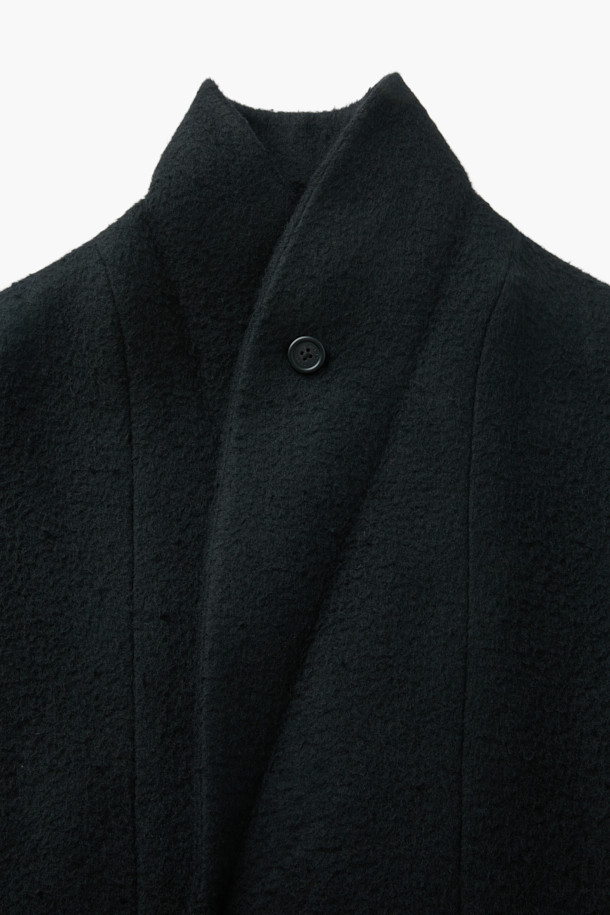 **카센티노 숄카라 벨티드 코트**는 여성스러운 실루엣을 강조하는 겨울철 필수 아우터입니다. 부드러운 울 소재의 두꺼운 카센티노 조직으로 제작되어 높은 보온성을 제공하며, 오버핏과 A라인 핏으로 편안하면서도 세련된 스타일을 연출합니다. 숄카라 디자인과 탈부착 가능한 벨트, 웰트 포켓, 뒤쪽 맞주름 디테일이 특징이며, 클래식, 미니멀, 시크한 스타일을 즐기는 분들께 오피스룩, 출근룩, 모임룩으로 추천합니다. 긴 소매 기장과 맥시 기장으로 우아함을 더하며, 블랙 컬러는 어떤 옷에도 잘 어울려 활용도가 높습니다.
