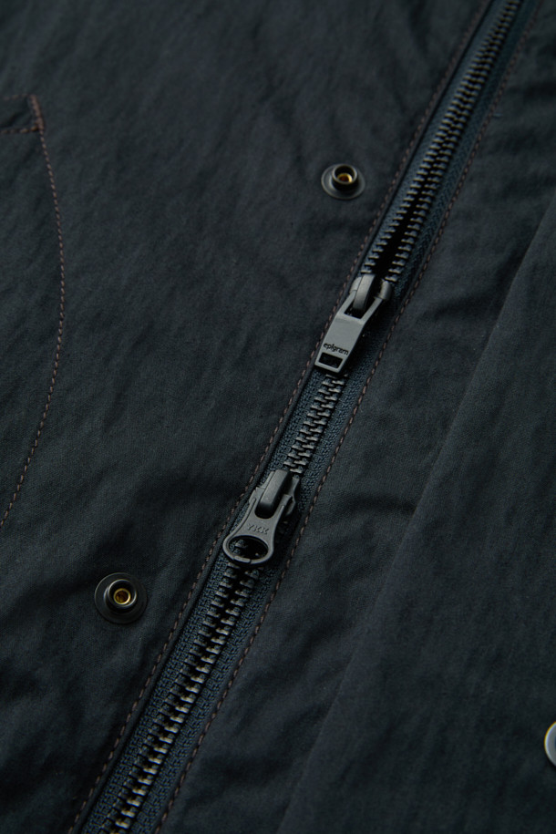 "크링클 TOOK 재킷"은 간절기에 착용하기 좋은 캐주얼 스타일의 자켓입니다. 블랙 컬러의 무지 디자인으로, 출근룩과 모임룩 등 다양한 TPO에 활용할 수 있습니다. 오버핏으로 편안한 착용감을 선사하며, 카라 부분의 코듀로이 배색과 크링클 텍스처가 특징입니다. 스냅과 지퍼 이중 여밈 방식으로, 가슴 사선 포켓과 하단 입체 포켓으로 실용성을 더했습니다. 드로우스트링 밑단으로 핏 조절이 가능합니다.
