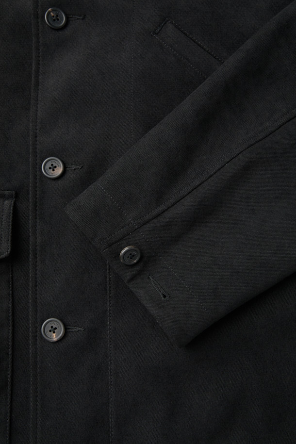 네이비 컬러의 스웨이드 초어 재킷입니다. 부드러운 촉감의 스웨이드 소재로 제작되어 봄, 가을에 착용하기 좋으며, 루즈핏으로 편안한 착용감을 선사합니다. 클래식, 미니멀, 시크 스타일을 연출하기에 적합하며, 데이트룩과 비즈니스 캐주얼에 활용하기 좋습니다. 가슴 사선 주머니, 하단 플랩 포켓, 소매 끝단 버튼, 드로우스트링 등의 디테일이 돋보이는 디자인입니다. 버튼 여밈 방식의 레귤러 기장으로, 다양한 스타일링에 활용할 수 있습니다.
