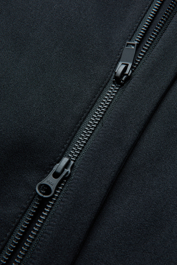 **블랙 집업 블루종 재킷(set-up)**은 간절기에 적합한 남녀 공용 아우터입니다. 발수 기능이 있어 실용적이며, TRABEST 소재로 제작되어 부드러운 촉감과 탄탄한 내구성을 자랑합니다. 세련된 무드의 무지 디자인으로, 출근룩이나 데이트룩 등 다양한 TPO에 활용할 수 있습니다. 히든 지퍼와 스냅 버튼 여밈 방식으로 깔끔함을 더했으며, 밑단 턱 디테일과 소매단 버튼, 양옆 스냅 버튼 포켓으로 포인트를 주었습니다. 셋업으로 구성되어, 미니멀, 클래식, 시크 스타일을 연출하기 좋습니다.
