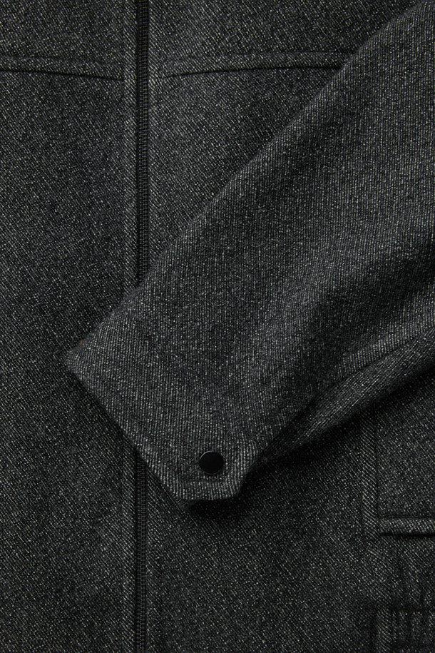 세련된 무드를 연출하는 울 투톤 블루종 재킷입니다. 베이직하고 미니멀한 디자인으로, 가을과 겨울에 따뜻하게 착용할 수 있습니다. 릴랙스 핏으로 편안함을 더하고, 드롭 숄더, 허리 뒷밴딩, 양쪽 포켓, 칼라 디테일 등의 특징을 갖추었습니다. 블랙 컬러의 트윌 패턴으로, 출근룩, 비즈니스 캐주얼, 모임룩 등 다양한 TPO에 활용 가능합니다. 클래식, 미니멀, 시크 스타일을 즐기는 분들께 추천합니다.
