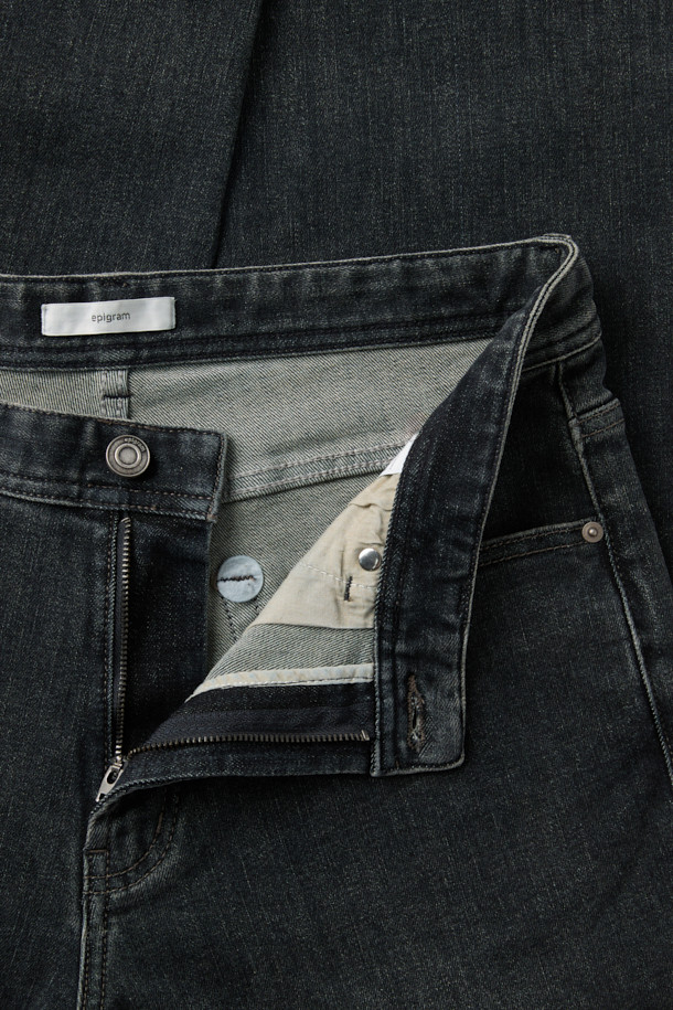 **중청 데일리핏 데님**

**데일리룩**과 **비즈니스 캐주얼** 스타일을 모두 아우르는 중청 데님입니다. 부드러운 촉감의 데님 소재에 **슬림핏**과 **데일리핏**으로 편안함을 더했습니다. **그레이** 및 **블루블랙** 두 가지 컬러로 출시되어, **사계절** 어떤 스타일에도 매치하기 좋습니다. 은은한 그레이 워싱과 **한지 소재 와펜 디테일**, **epigram 로고**가 세련된 무드를 연출하며, 스트레치 소재로 활동성을 높였습니다. **미니멀**, **클래식**, **캐주얼** 등 다양한 스타일을 즐겨보세요.
