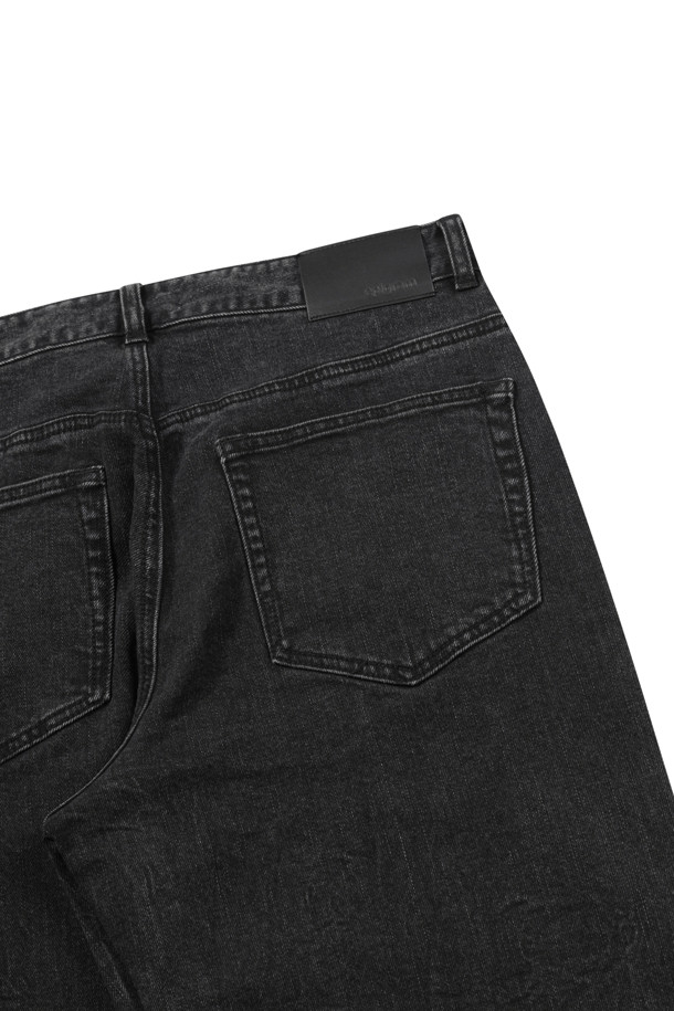 블랙 컴포트핏 데님 팬츠는 일상과 출근룩에 모두 활용 가능한 만능 아이템입니다. 11oz 두께의 데님 소재에 스트레치 원단을 사용하여 편안한 착용감을 선사하며, 캣브러쉬 가공과 시와 가공으로 빈티지하면서도 세련된 스타일을 연출합니다. 107cm 기장으로 다리가 길어 보이는 효과를 주며, 한지 와펜 디테일이 은은한 포인트를 더합니다. 스트레이트 컴포트핏으로 제작되어 편안함과 스타일을 동시에 잡았습니다. 봄, 여름, 가을, 겨울 사계절 내내 활용 가능한 실용적인 데님 팬츠입니다.
