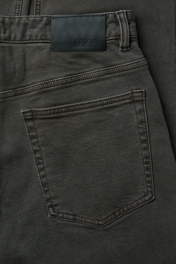 피그다잉 기모 컴포트핏 데님은 부드러운 촉감과 두꺼운 두께감으로 겨울철 따뜻하게 착용 가능한 데님 팬츠입니다. 그레이 컬러의 무지 디자인으로, 캐주얼 및 베이직 스타일을 연출하며 출근룩으로도 활용 가능합니다. 피그먼트 염색 기법, 고스트레치, 고밀도, 형태 안정성, 한지 와펜 디테일로 완성도를 높였습니다. 컴포트핏 스트레이트 핏으로 편안한 착용감을 제공하며, 기모 안감으로 보온성을 더했습니다.
