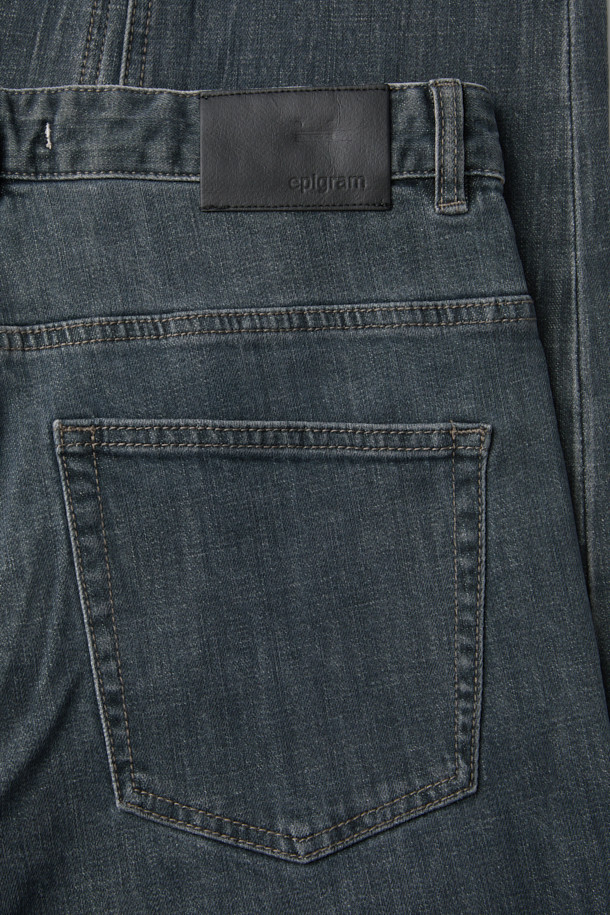 중청과 그레이 컬러가 조화롭게 어우러진 워시드 데님 팬츠입니다. 힙과 허벅지에 여유를 주어 편안한 착용감을 선사하며, 릴랙스핏과 위켄드핏으로 활동성을 높였습니다. 부드러운 데님 소재에 스트레치 기능까지 더해져 편안함을 극대화했습니다. 한지 와펜 디테일과 epigram 로고가 디자인 포인트를 더하며, 비즈니스 캐주얼부터 캐주얼, 미니멀, 클래식 스타일까지 폭넓게 활용할 수 있습니다. 긴 기장감으로 다양한 스타일 연출이 용이합니다.
