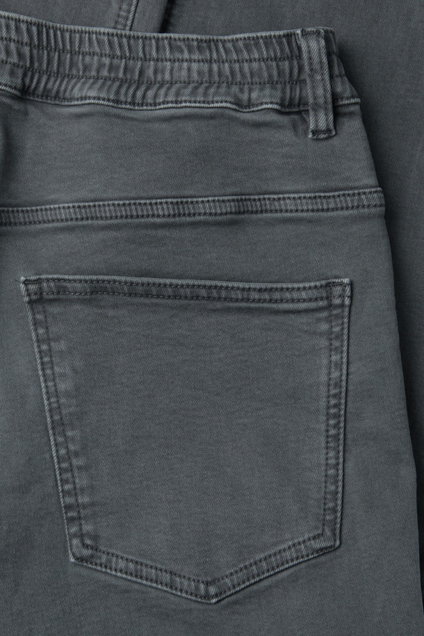 피그다잉 기모 밴딩 위켄드핏 데님은 [겨울] 시즌, [일상]과 [비즈니스] 모두 활용 가능한 데님 팬츠입니다. 부드러운 촉감의 기모 안감과 고밀도, 고스트레치 소재가 편안한 착용감을 선사하며, 밴딩 처리로 활동성을 높였습니다. '피그먼트 염색' 기법으로 빈티지한 멋을 더했으며, 배기핏과 테이퍼드 핏을 혼합한 위켄드핏으로 세련된 실루엣을 연출합니다. [그레이] 컬러의 무지 디자인으로, [캐주얼], [미니멀], [클래식] 스타일 모두 소화 가능한 활용도 높은 아이템입니다.
