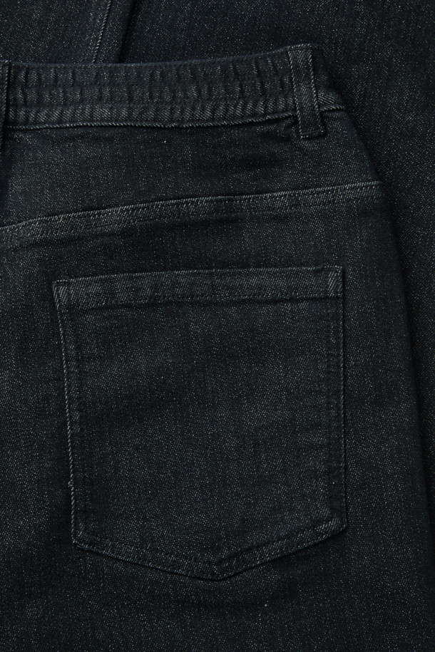 블랙 논페이드 밴딩 릴렉스핏 데님은 부드러운 촉감과 편안한 착용감을 선사하는 데님 팬츠입니다. 사계절 내내 활용 가능한 베이직하고 캐주얼한 스타일로, 릴렉스핏과 벌룬핏을 넘나드는 여유로운 핏을 자랑합니다. 물 빠짐이 적고 내구성이 뛰어나며, 바이오 워싱 처리로 자연스러운 멋을 더했습니다. 밴딩 처리로 편안함을 더했으며, 107cm의 적당한 기장으로 다양한 스타일을 연출하기 좋습니다. 동네 마실룩, 여행룩 등 편안한 TPO에 캐주얼, 미니멀, 클래식 스타일을 더해 보세요.
