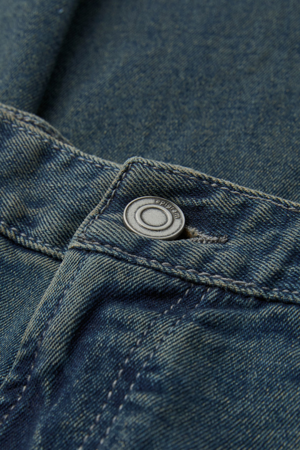 베이지 톤의 틴 워싱 릴렉스핏 데님 팬츠입니다. 사계절 내내 활용하기 좋은 이 데님 팬츠는 빈티지하면서도 트렌디한 스타일을 연출합니다. 12.5oz 중량의 데님 소재와 신축성 있는 원단으로 편안한 착용감을 선사하며, 브러쉬 디테일과 한지 와펜이 포인트로 더해졌습니다. 릴렉스핏과 벌룬핏의 조화로 자연스러운 실루엣을 완성하며, 기장은 107cm입니다. 동네 마실룩이나 여행룩 등 캐주얼한 스타일에 잘 어울립니다.
