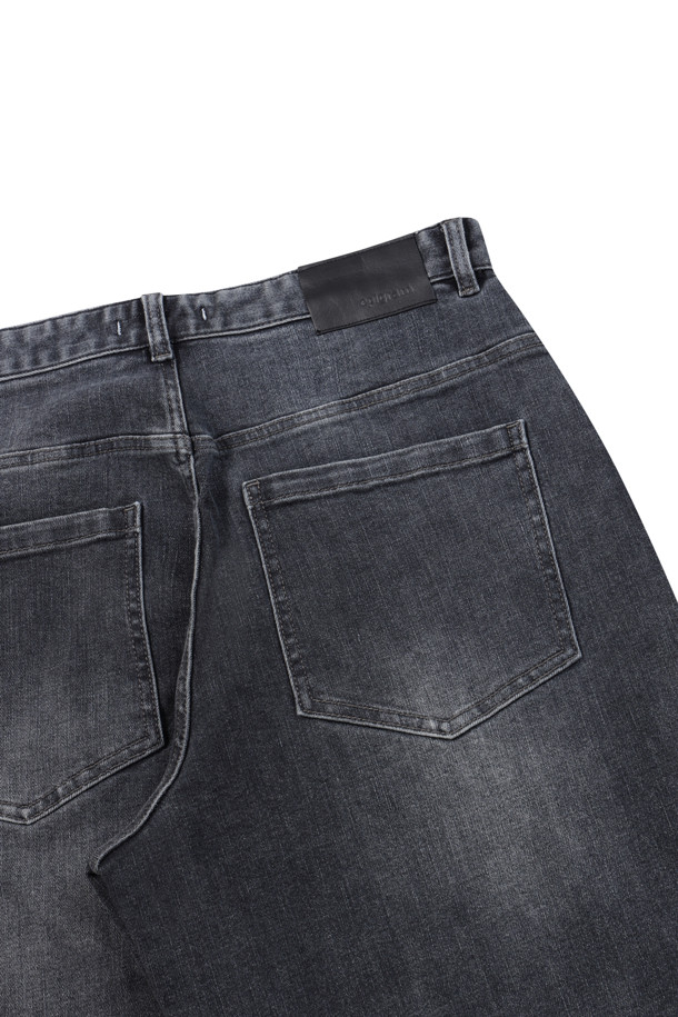 그레이 워싱 릴렉스핏 데님은 부드러운 촉감의 데님 소재로 제작되어 편안한 착용감을 선사합니다. 릴렉스핏과 벌룬핏의 여유로운 핏으로 활동성을 높였으며, 브러쉬 워싱 디테일로 자연스러운 느낌을 더했습니다. 은은한 그레이와 블루블랙 컬러로 다양한 상의와 매치하기 용이하며, 한지 와펜 디테일과 epigram 로고가 디자인의 포인트를 더합니다. 비즈니스 캐주얼 및 출근룩, 캐주얼, 미니멀, 클래식 스타일을 즐겨 입는 분들께 추천합니다. 하의 기장은 107cm이며 밴딩 처리되어 편안함을 더했습니다.
