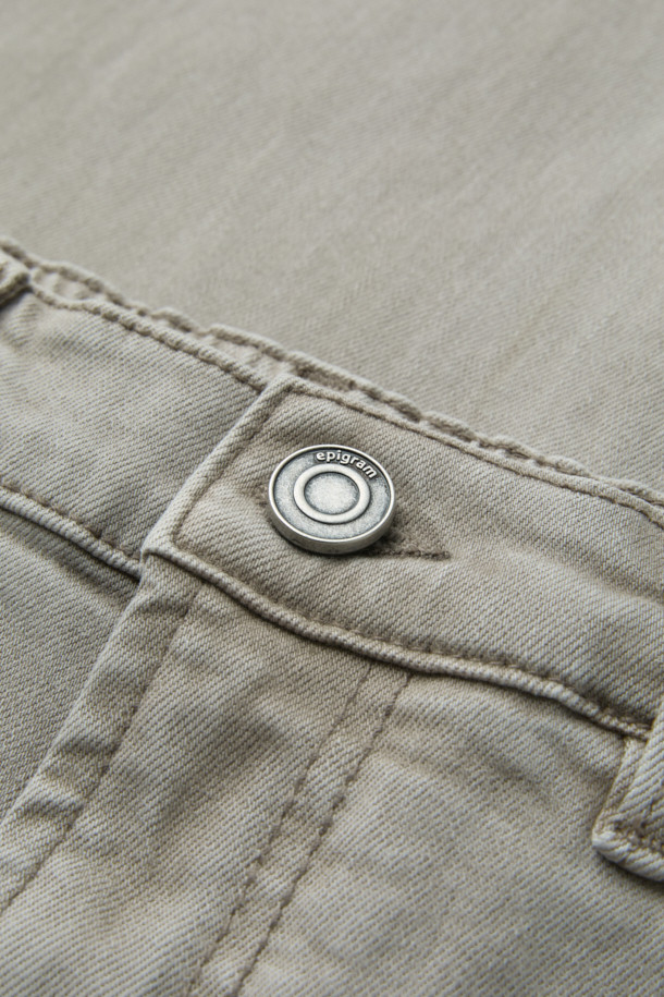 **피그다잉 베럴레그 (Barrel Leg) 밴딩 데님**은 남성 고객을 위해 디자인된 캐주얼 데님 팬츠입니다. 네추럴 컬러의 무지 디자인으로, 일상 및 비즈니스 캐주얼에 모두 활용 가능합니다. 릴랙스 핏의 베럴레그드 실루엣과 밴딩 처리로 편안한 착용감을 선사하며, 허벅지와 엉덩이 부분은 넉넉하게, 무릎 아래로는 좁아지는 디자인이 특징입니다. 피그먼트 염색 기법과 스트레치 원단을 사용하여 부드러운 촉감과 형태 안정성을 높였으며, 기장은 108cm입니다. 미니멀하고 클래식한 스타일을 추구하는 고객에게 비즈니스 캐주얼룩과 출근룩으로 추천합니다.
