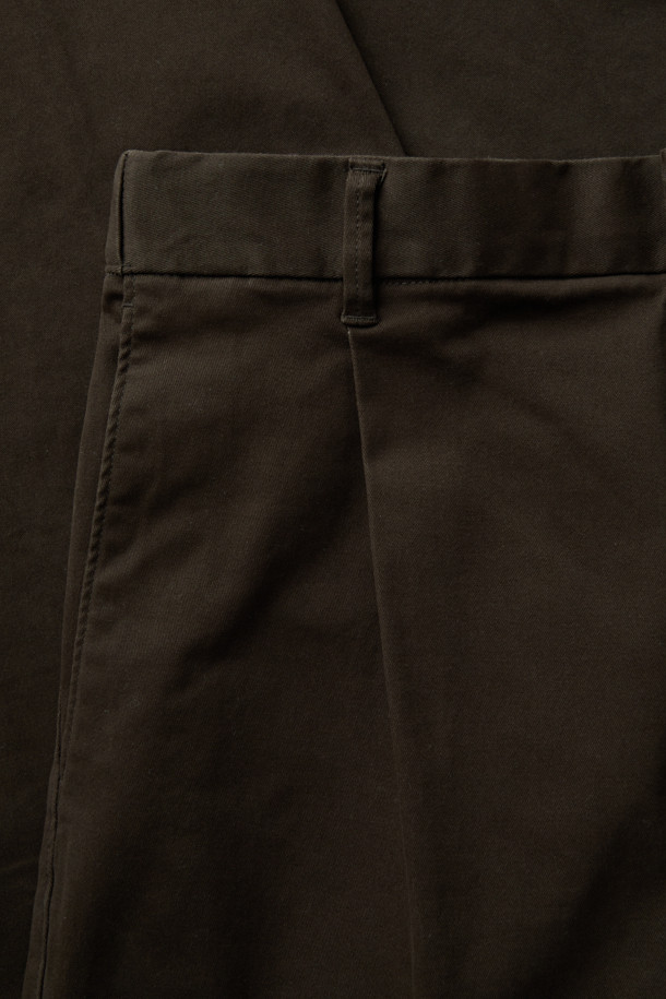 **위켄드 밴딩 치노 팬츠**는 부드러운 고밀도 코튼 소재로 제작되어 편안한 착용감을 선사합니다. 허리와 힙, 허벅지 부분에 여유를 주어 활동성을 높였으며, 밴딩 처리로 편안함을 더했습니다. 가을, 초겨울에 어울리는 베이직 스타일의 브라운 컬러 무지 치노 팬츠로, 원턱 디테일과 테이퍼드 핏이 특징입니다.  출근룩, 비즈니스 캐주얼, 가을 나들이룩 등 다양한 TPO에 활용 가능하며, 클래식, 미니멀, 캐주얼 스타일을 모두 소화합니다. 형태 안정성이 뛰어나 관리가 용이하며, 신축성 있는 소재로 편안하게 착용할 수 있습니다.
