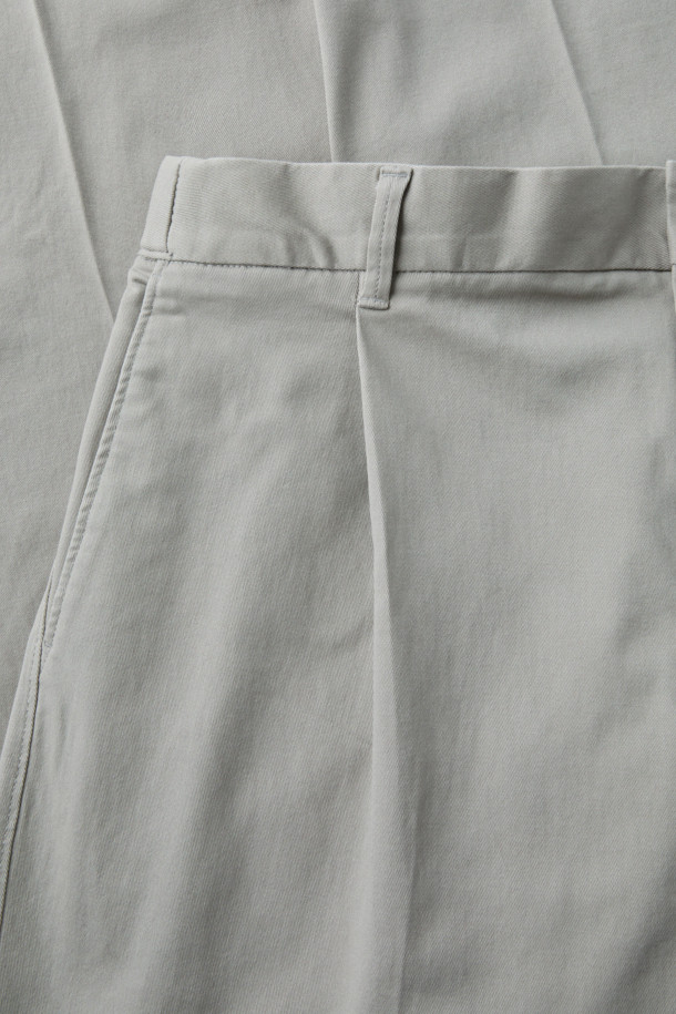 주말과 일상 모두를 아우르는 위켄드 밴딩 치노 팬츠입니다. 고밀도 코튼 소재로 제작되어 탄탄한 촉감과 형태 안정성을 자랑하며, 가을, 초겨울에 적합합니다. 베이직한 스타일의 무지 디자인에 힙과 허벅지 부분에 여유를 주어 편안한 착용감을 선사합니다. 허리 밴딩으로 활동성을 높였으며, 테이퍼드 핏으로 세련된 실루엣을 연출합니다. 비즈니스 캐주얼부터 가을 나들이룩까지, 클래식, 미니멀, 캐주얼 등 다양한 스타일을 소화해 보세요.
