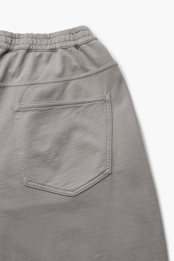 천연 다잉 스웻 반바지 (set-up)는 편안함과 스타일을 모두 갖춘 베이지 컬러의 반바지입니다. 봄, 여름 시즌에 어울리는 얇은 두께와 부드러운 촉감의 면 소재로 제작되었습니다. 미니멀하고 베이직한 디자인에 루즈핏으로 제작되어 편안한 착용감을 선사하며, 턱 디테일과 스트링, 밴딩으로 활동성을 높였습니다. 석류와 오배자 천연 염색, 바이오 워싱 가공을 거쳐 은은한 멋을 더했으며, 셋업으로도 활용 가능하여 다양한 스타일을 연출할 수 있습니다. 동네 마실룩, 여행룩, 휴가룩 등 캐주얼하고 클래식한 스타일을 완성해보세요.
