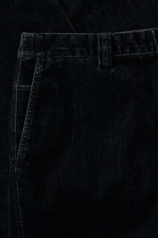 벨벳 데님 컴포트 팬츠(set-up)는 부드러운 촉감의 벨벳 광택이 돋보이는 데님 팬츠입니다. 플로킹 공정으로 제작되어 고급스러운 느낌을 더하며, 바이오 워싱 가공으로 은은한 빈티지함을 살렸습니다. 신축성 있는 스트레치 원단을 사용하여 편안한 착용감을 제공하며, 일자핏과 컴포트핏으로 어떤 스타일에도 잘 어울립니다. 뒷면 밴딩 처리로 활동성을 높였으며, 셋업으로도 활용 가능하여 겨울 데일리룩, 클래식, 미니멀, 캐주얼 스타일을 연출하기 좋습니다. 블랙 색상으로 어떤 상의와 쉽게 매치할 수 있습니다.
