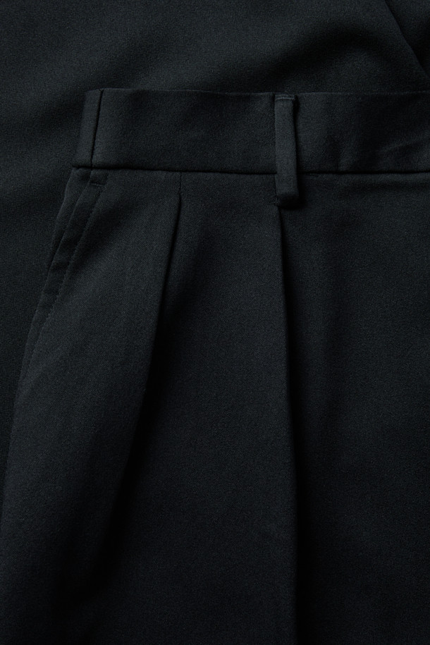 TRABEST (트라베스트) 와이드 팬츠 (set-up)는 고급스러운 무드의 슬랙스로, 간절기에 착용하기 좋습니다. 블랙 컬러의 무지 디자인으로 오피스룩, 비즈니스 캐주얼, 모임룩 등 다양한 TPO에 활용 가능합니다. TAKISADA NAGOYA사의 TRABEST 소재를 사용하여 포근한 촉감을 자랑하며, 허리 뒷면 밴딩으로 편안한 착용감을 선사합니다. 와이드핏에 투턱 디테일과 힙 포켓 절개 디테일이 더해져 클래식, 미니멀, 시크 스타일을 연출하기 좋습니다. 셋업으로도 활용 가능하여 더욱 폭넓은 스타일링을 완성할 수 있습니다.
