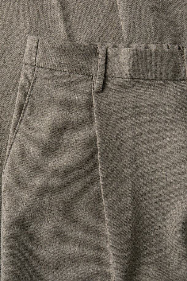 투톤 릴렉스 팬츠 (set-up)는 브라운과 베이지의 투톤 멜란지 컬러가 돋보이는 슬랙스입니다. 가을, 겨울 시즌에 적합하며, 릴랙스핏과 와이드 핏으로 편안한 착용감을 선사합니다. 뒷밴딩 처리와 원턱 디테일로 활동성을 높였으며, 포멀 캐주얼, 클래식, 미니멀 스타일을 즐기는 분들께 추천합니다. 출근룩, 비즈니스 캐주얼, 겨울 데일리룩 등 다양한 TPO에 활용 가능하며, 셋업으로도 연출할 수 있습니다. 스트레치 소재로 제작되어 편안함을 더했습니다.
