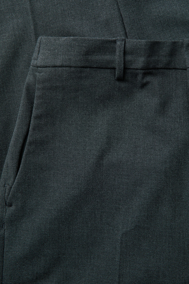 백 밴딩 데일리 팬츠 (set-up)는 포멀과 베이직 스타일을 아우르는 블랙 컬러의 슬랙스입니다. 힙부터 허벅지까지 여유 있는 슬림핏으로 편안한 착용감을 선사하며, 허리 뒷면 밴딩 디테일로 활동성을 높였습니다. 사계절 내내 활용 가능한 두께감과 매끄러운 촉감의 스판 소재로 제작되어, 오피스룩, 비즈니스 캐주얼, 모임룩 등 다양한 TPO에 맞춰 활용할 수 있습니다. 셋업(set-up)으로도 연출 가능하여 클래식, 미니멀, 시크한 스타일을 완성할 수 있습니다. 데일리룩부터 포멀한 자리까지 폭넓게 활용 가능한 실용적인 아이템입니다.
