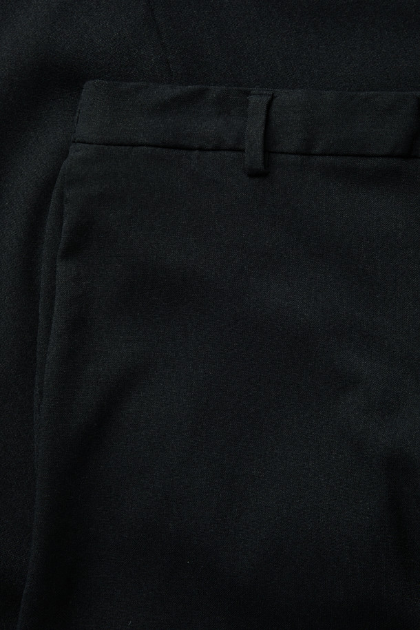 TRABEST(트라베스트) 데일리 팬츠 (set-up)는 베이직한 스타일의 간절기용 슬랙스입니다. 힙과 허벅지에 여유가 있어 편안하며, 밑단으로 갈수록 좁아지는 스트레이트 핏으로 제작되었습니다. 뒷면 허리 밴딩 처리로 활동성을 높였으며, 차콜 컬러의 무지 디자인으로 어떤 상의에도 잘 어울립니다. 출근룩, 오피스룩, 비즈니스 캐주얼 등 다양한 TPO에 활용 가능하며, 블레이저와 함께 셋업 스타일링도 연출할 수 있습니다. 클래식, 미니멀, 캐주얼 스타일을 선호하는 분들께 추천드립니다.
