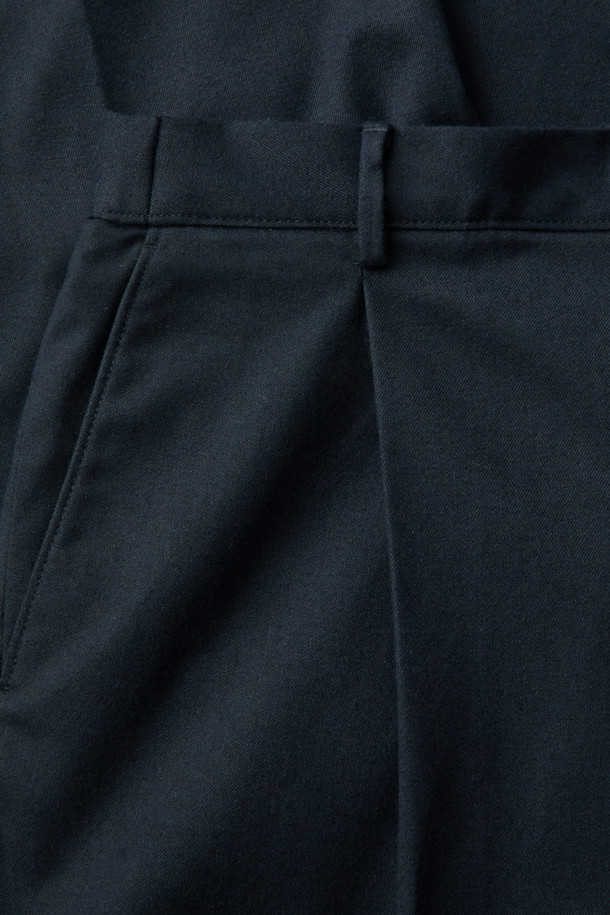 **울 블렌디드 릴렉스 팬츠 (set-up)**는 울과 스판 소재 혼방으로 제작되어 부드러운 촉감과 편안한 착용감을 선사합니다. 릴렉스핏 와이드 슬랙스로, 포멀과 캐주얼 스타일 모두 소화 가능하며, 데일리룩과 비즈니스 캐주얼 룩에 적합합니다. 초겨울 시즌에 어울리는 울 소재에 무지 패턴과 원턱 디테일을 더해 클래식하면서도 미니멀한 매력을 줍니다. 셋업으로 착용하여 더욱 완성도 높은 스타일을 연출할 수 있습니다.
