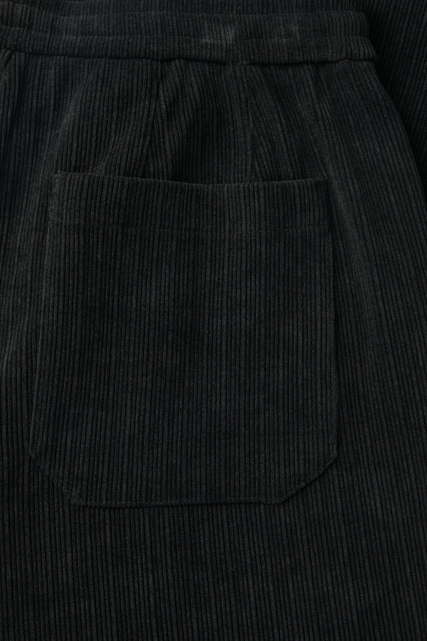 코듀로이 저지 와이드 팬츠 (set-up)는 부드러운 촉감의 코듀로이와 폴리에스테르 혼방 소재로 제작되어 가을과 겨울에 따뜻하게 입을 수 있습니다. 밴딩 허리와 스트링으로 사이즈 조절이 용이하며, 앞판 턱 디테일이 특징입니다. 와이드 핏으로 편안한 착용감을 선사하며, 셋업으로 스타일리시한 연출이 가능합니다. 일상, 동네 마실, 여행 등 다양한 TPO에 활용할 수 있는 캐주얼, 미니멀, 클래식 스타일의 팬츠입니다. 블랙 컬러의 무지 디자인으로 어떤 상의와도 쉽게 매치할 수 있습니다.
