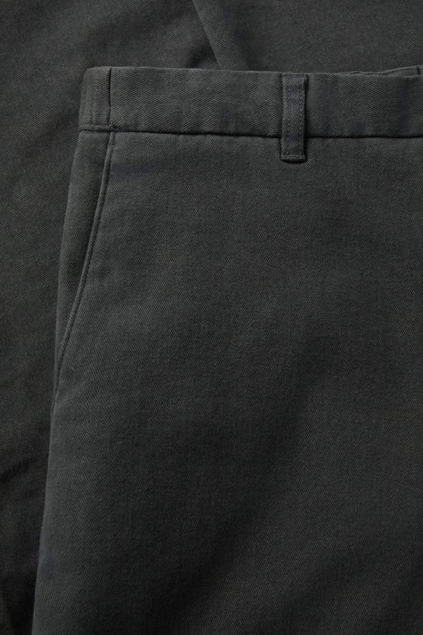 부드러운 촉감과 따뜻함을 선사하는 브러시드 데일리 치노 팬츠입니다. 겨울철 데일리룩에 적합하며, 베이직하고 캐주얼한 스타일을 연출합니다. 톤 다운된 다크 그레이와 아이보리 두 가지 컬러로 출시되어 다양한 상의와 매치하기 용이합니다. 면과 스트레치 소재 혼방으로 제작되어 활동성이 좋고, 편안한 착용감을 제공하며, 허벅지 부분에 여유를 주어 활동성을 높였습니다. 슬림핏 디자인에 기모 안감, 뒷면 밴딩 디테일로 편안함까지 더했습니다.
