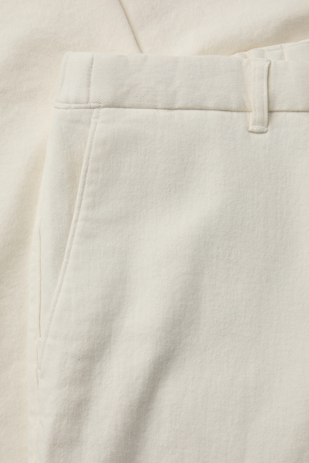 부드러운 브러시드 면 기모 소재로 제작되어 따뜻하고 편안한 착용감을 선사하는 브러시드 데일리 치노 팬츠입니다. 다크그레이와 아이보리 두 가지 색상으로 출시되어, 겨울철 어떤 스타일에도 잘 어울리는 활용도를 자랑합니다. 슬림핏 디자인에 뒷밴딩 처리로 편안함을 더했으며, 피치 가공과 코튼 스트레치 원단으로 활동성을 높였습니다. 미니멀하고 베이직한 디자인으로 겨울 데일리룩, 출근룩, 모임룩 등 다양한 TPO에 매치하기 좋습니다.
