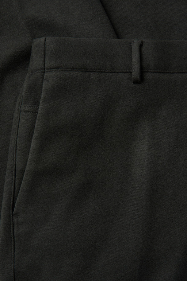 **울블렌디드 스트레이트 팬츠**는 겨울철 포멀하고 시크한 스타일을 완성하는 슬랙스입니다. 부드럽고 포근한 울 소재에 피치 가공을 더해 고급스러운 촉감을 선사하며, 블랙과 카키 두 가지 색상으로 출시되었습니다. 컴포트핏 스트레이트 실루엣과 뒷밴딩, 신축성 있는 소재로 편안한 착용감을 제공합니다. 지퍼 플라이와 버튼 클로저 디테일이 있으며, 데일리룩, 출근룩, 비즈니스 캐주얼, 모임룩 등 다양한 TPO에 활용 가능합니다. 클래식, 미니멀 스타일을 즐기는 분들께 추천합니다.
