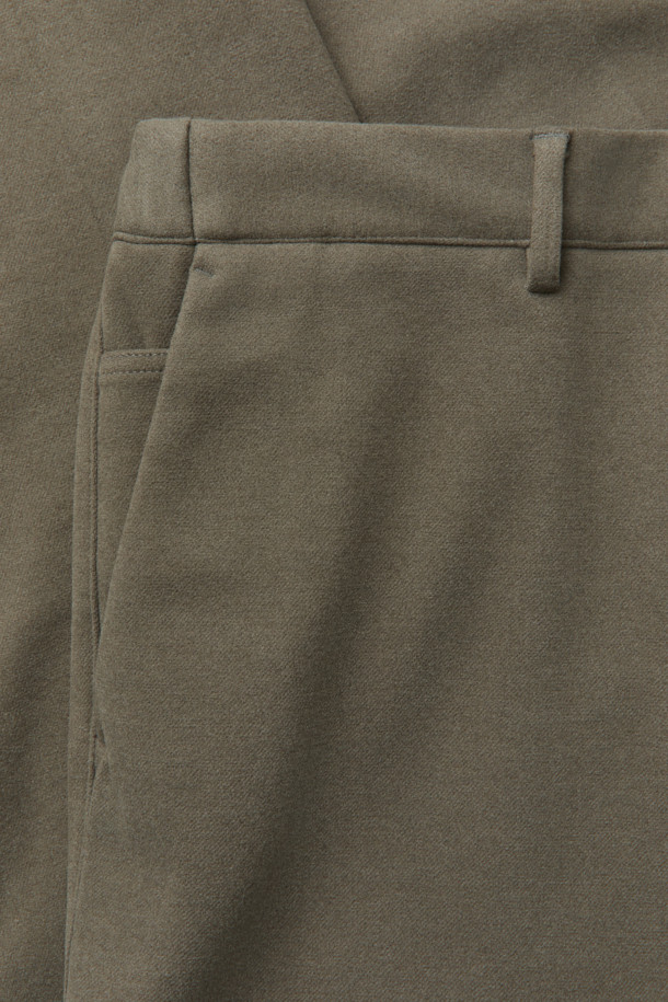 부드럽고 포근한 울 소재의 울블렌디드 스트레이트 팬츠입니다. 블랙과 카키 두 가지 색상으로 출시되어 다양한 상의와 손쉽게 매치할 수 있습니다. 쌀쌀한 겨울 날씨에도 따뜻하게 착용할 수 있도록 두꺼운 두께감으로 제작되었으며, 피치 가공을 통해 한층 더 부드러운 촉감을 선사합니다. 뒷밴딩 처리와 신축성 있는 소재로 편안한 착용감을 제공하며, 데일리룩부터 출근룩, 비즈니스 캐주얼까지 폭넓게 활용 가능합니다. 클래식하고 미니멀한 디자인으로 유행을 타지 않고 오랫동안 즐겨 입을 수 있는 아이템입니다.
