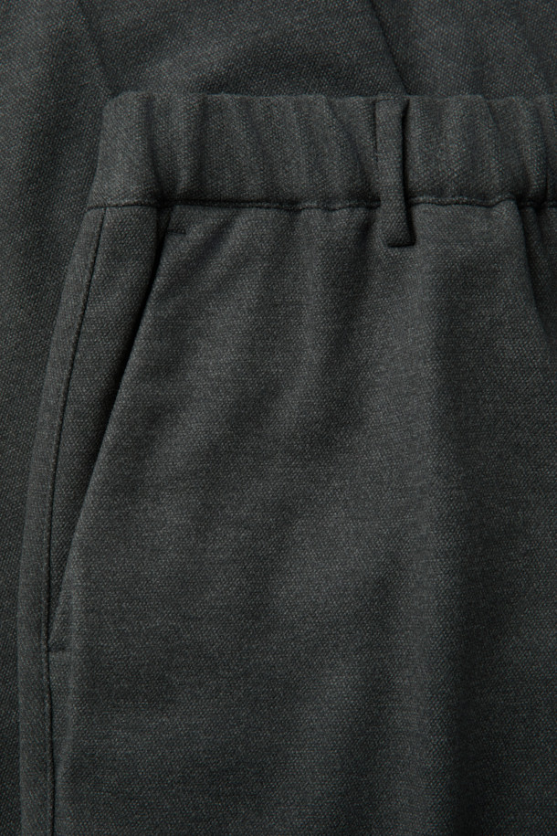 부드러운 울 소재로 제작되어 포근한 착용감을 선사하는 울블렌디드 와이드 팬츠입니다. 다크 그레이 컬러의 무지 디자인으로 미니멀하고 클래식한 분위기를 연출하며, 겨울철 일상룩에 적합합니다. 릴랙스 핏에 전체 밴딩으로 편안함을 더했으며, 스트링 디테일과 지퍼 플라이, 버튼 클로저로 깔끔한 마무리를 보여줍니다. 두꺼운 두께감과 보온성으로 한겨울에도 따뜻하게 착용 가능하며, 뛰어난 신축성으로 활동성을 보장합니다. 출근룩, 비즈니스 캐주얼, 모임룩 등 다양한 TPO에 활용하여 시크하고 세련된 스타일을 완성해 보세요.
