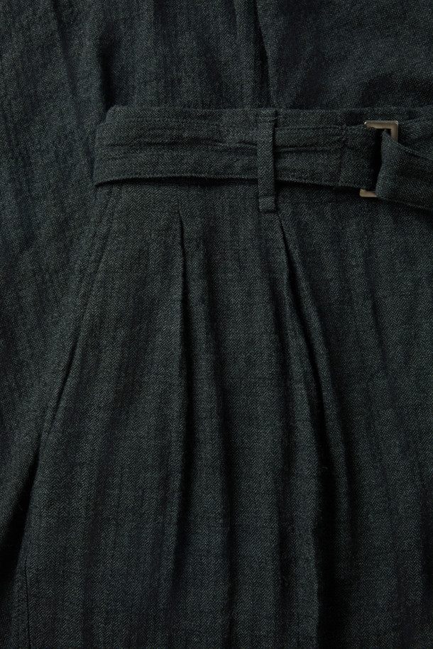 세련된 무드의 울 크리즈 와이드 팬츠입니다. 헤링본 패턴의 울 소재로 제작되어 부드러운 촉감과 뛰어난 보온성을 자랑하며, 가을과 겨울에 적합합니다. 허리 뒷면 밴딩과 탈부착 가능한 벨트, 투턱 디테일로 편안하면서도 클래식한 실루엣을 연출합니다. 와이드핏으로 트렌디함을 더하여 출근룩, 오피스룩, 겨울 데일리룩 등 다양한 스타일에 활용하기 좋습니다. 미니멀하고 시크한 스타일을 선호하는 분들께 추천합니다.
