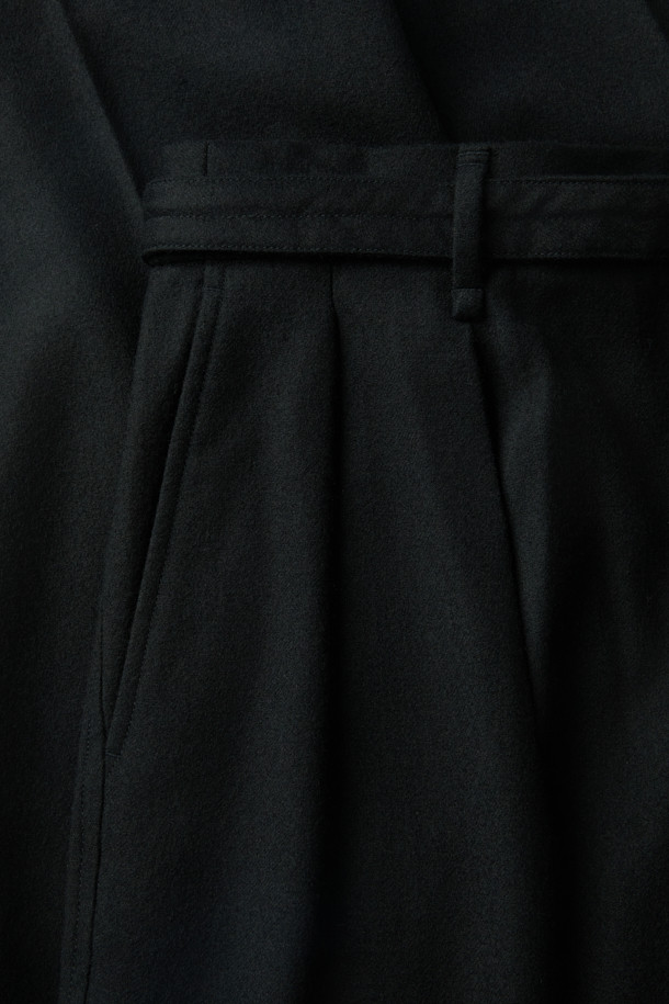 부드러운 울 소재의 블랙 컬러 울 벨트 와이드 팬츠입니다. 탈부착 가능한 벨트와 투턱 디테일이 특징이며, 은은한 광택으로 세련된 무드를 연출합니다. 넉넉한 루즈핏과 두꺼운 두께감으로 겨울철에도 따뜻하게 착용 가능하며, 출근룩, 데일리룩, 오피스룩 등 다양한 TPO에 활용하기 좋습니다. 클래식, 미니멀, 시크 스타일을 즐겨 입는 분들께 추천합니다.
