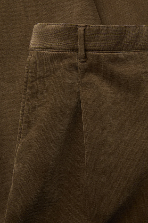 부드러운 브러시드 코튼 소재의 위켄드 팬츠입니다. 겨울 시즌에 적합하며, 베이직하고 캐주얼한 스타일을 연출합니다. 톤 다운된 브라운 컬러의 긴 기장, 테이퍼드 핏으로 세련된 핏을 선사합니다. 뒷면 허리 밴딩과 스트레치 원단으로 편안한 착용감을 제공하며, 원턱 디테일과 입체적인 실루엣으로 완성도를 높였습니다. 데일리룩, 출근룩으로 활용하기 좋은 아이템입니다.
